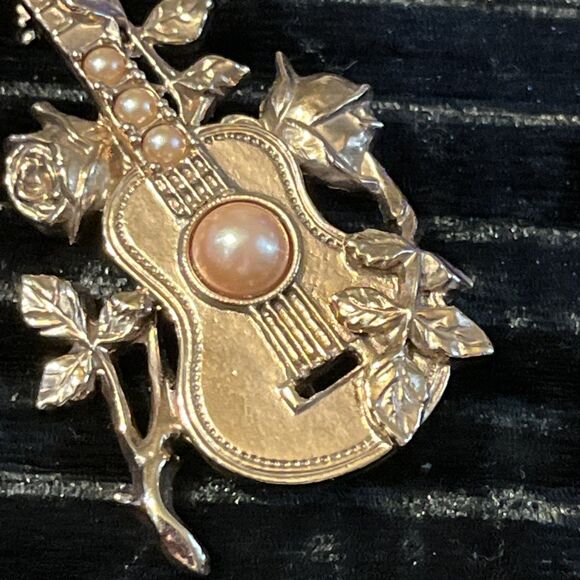 Rare 1928 Rose Gold Tone Faux Pink Pearl Floral Guitar Brooch Pin Musical - Picture 3 of 5